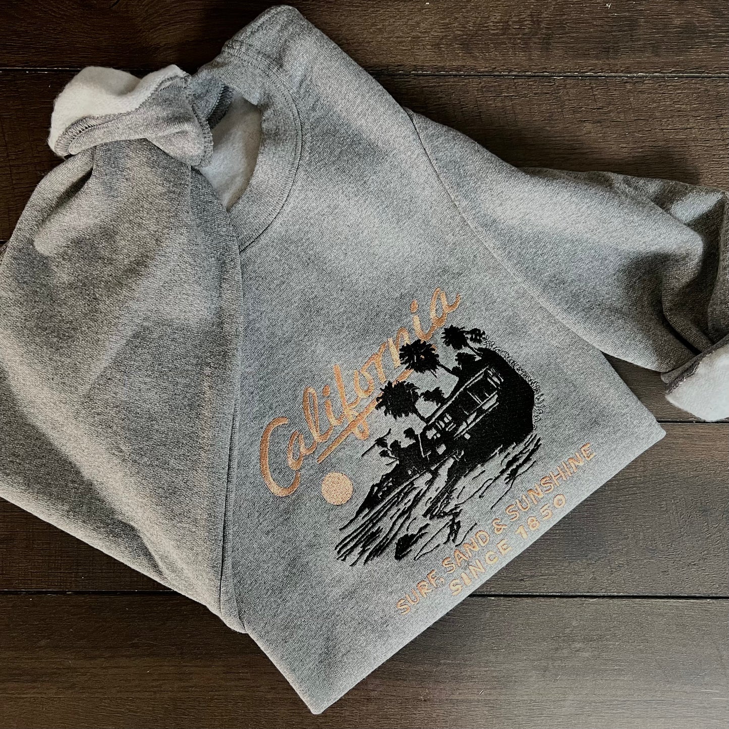 California Embroidered Gildan Sweatshirt – Sun, Surf & Sand Graphic Pullover Crewneck for Casual Coastal Style