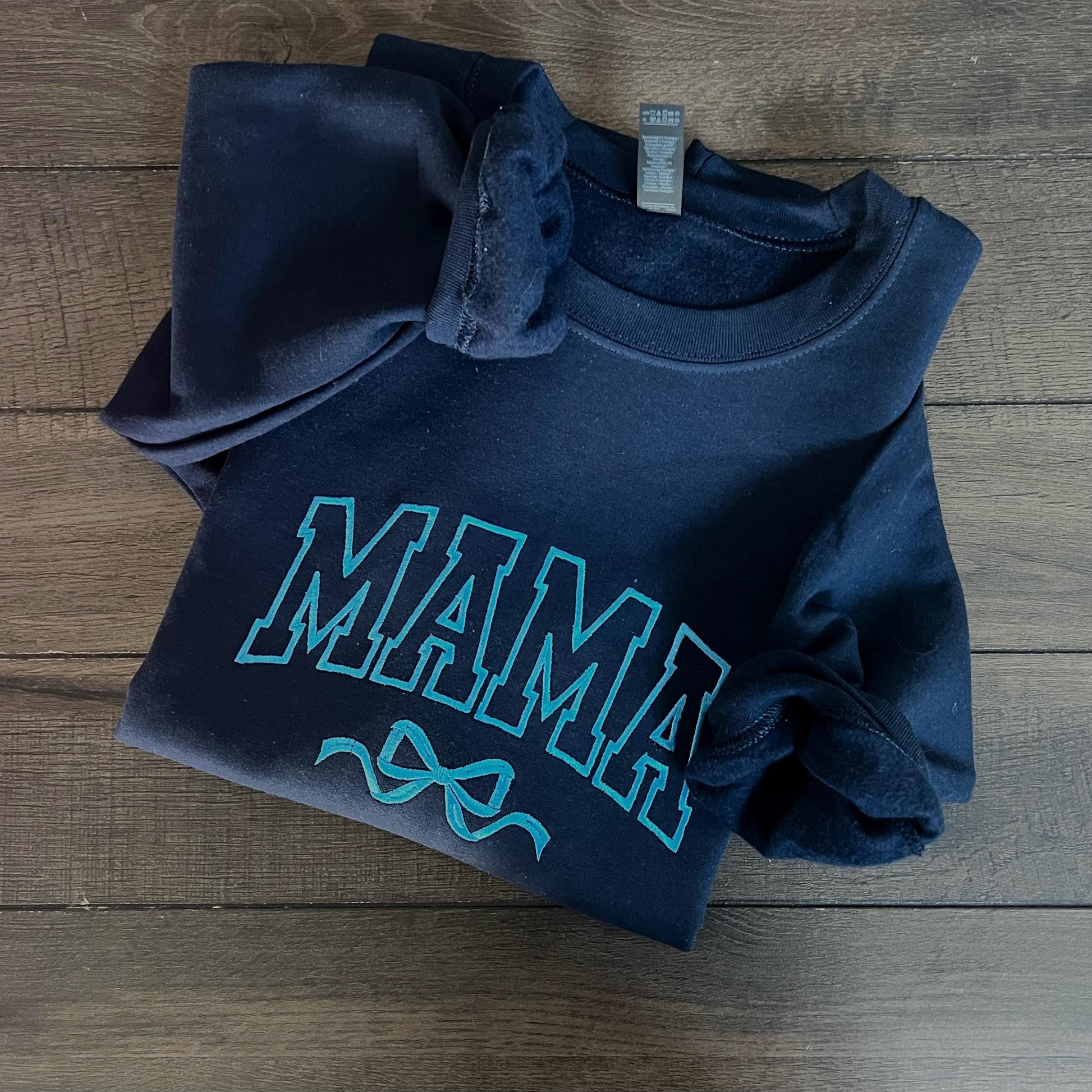 MAMA Embroidered Appliqué Sweatshirt with Bow – Gildan Crewneck, Cute Cozy Gift for Moms, Trendy Mom Life Aesthetic Pullover