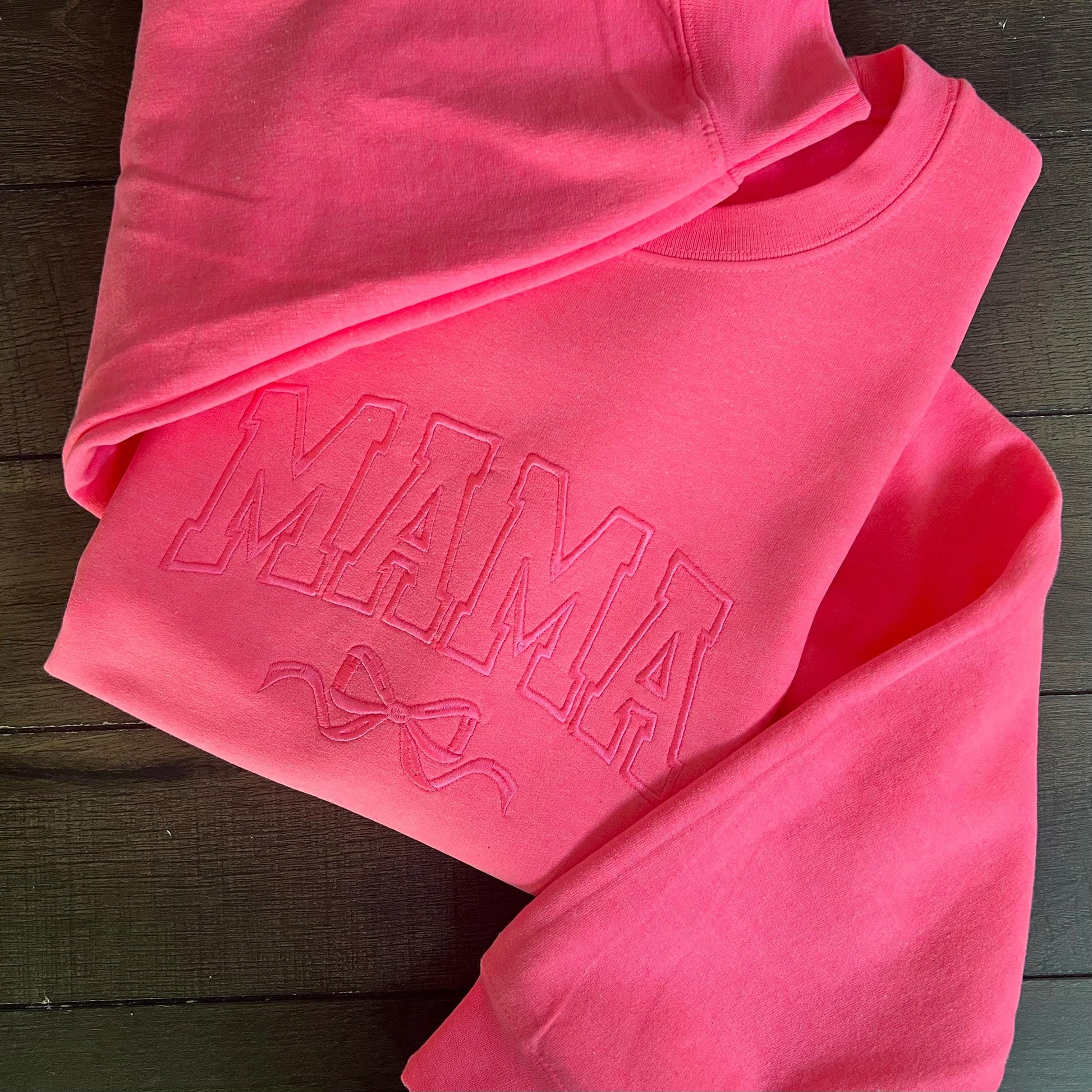 MAMA Embroidered Appliqué Sweatshirt with Bow – Gildan Crewneck, Cute Cozy Gift for Moms, Trendy Mom Life Aesthetic Pullover