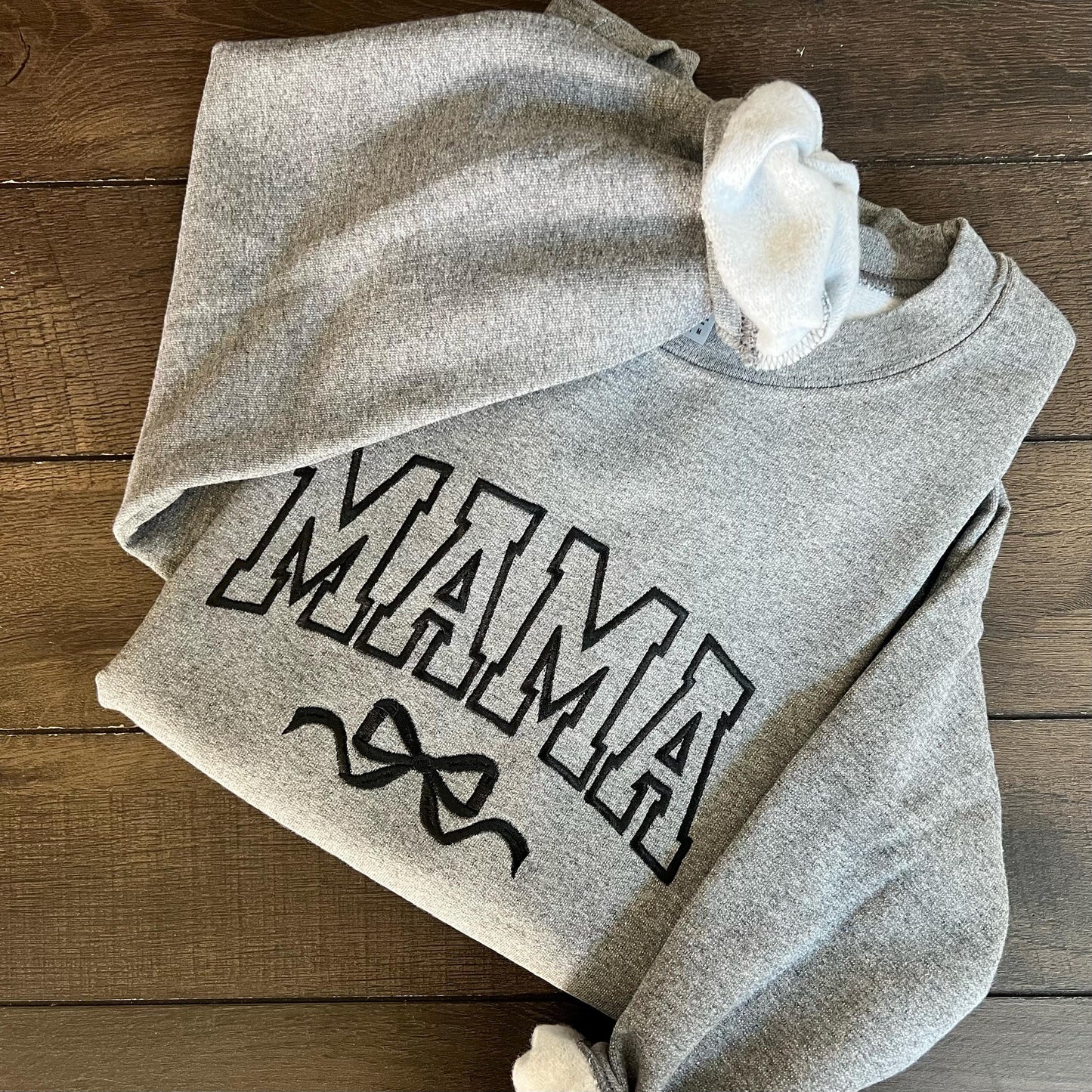 MAMA Embroidered Appliqué Sweatshirt with Bow – Gildan Crewneck, Cute Cozy Gift for Moms, Trendy Mom Life Aesthetic Pullover