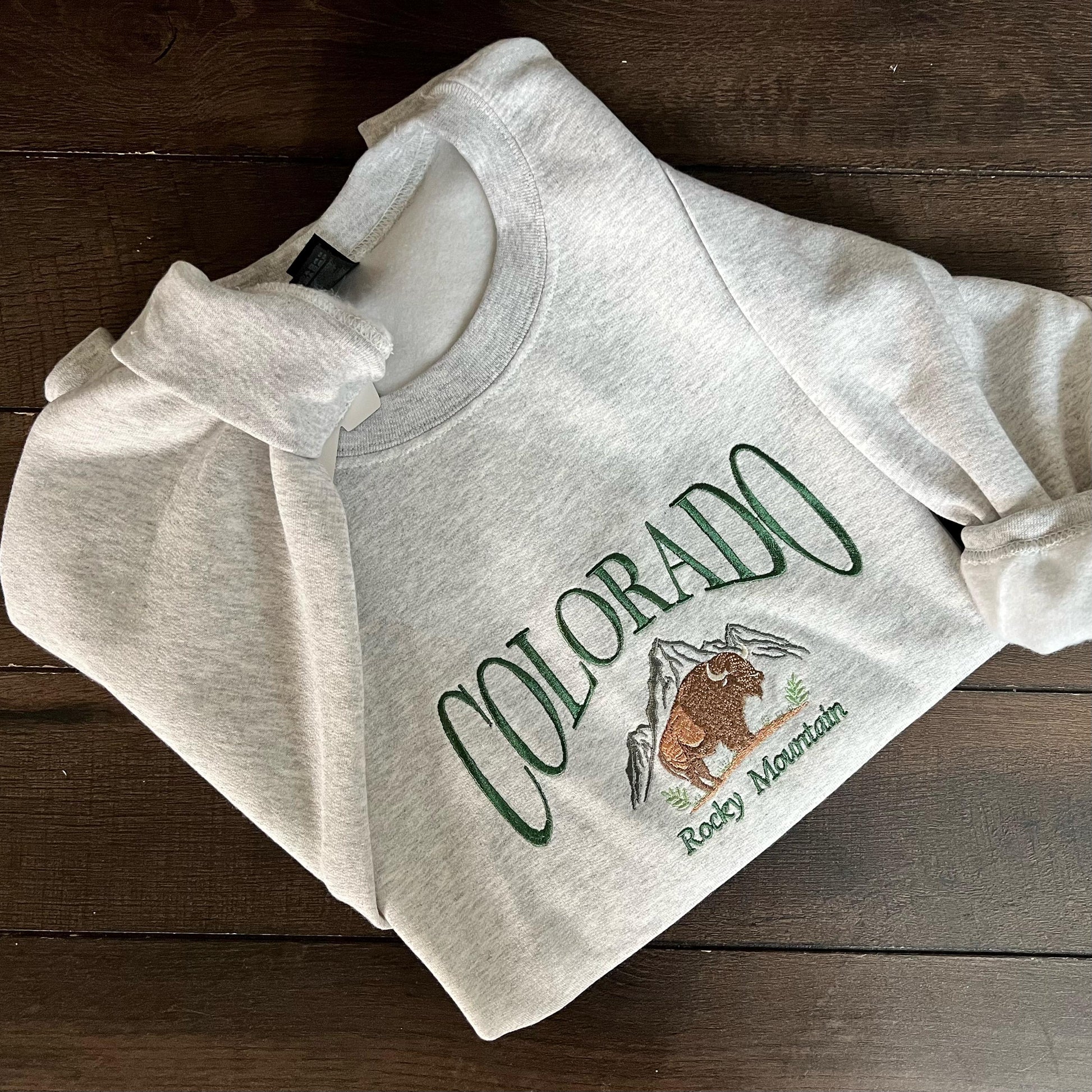 Colorado Embroidered Crewneck – Gildan Sweatshirt with Rocky Mountain Design, Cozy Outdoorsy Gift for Nature Lovers