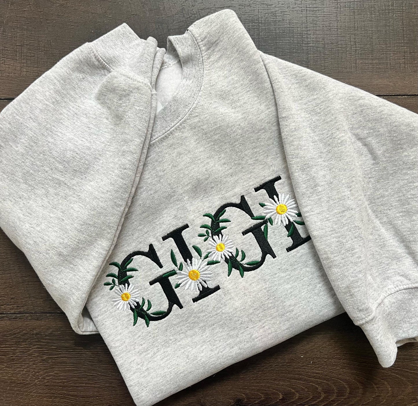 GIGI Embroidered Crewneck Sweatshirt – Cute Floral Daisy Design on Gildan, Gift for Grandma, Cozy Personalized Gigi Sweater