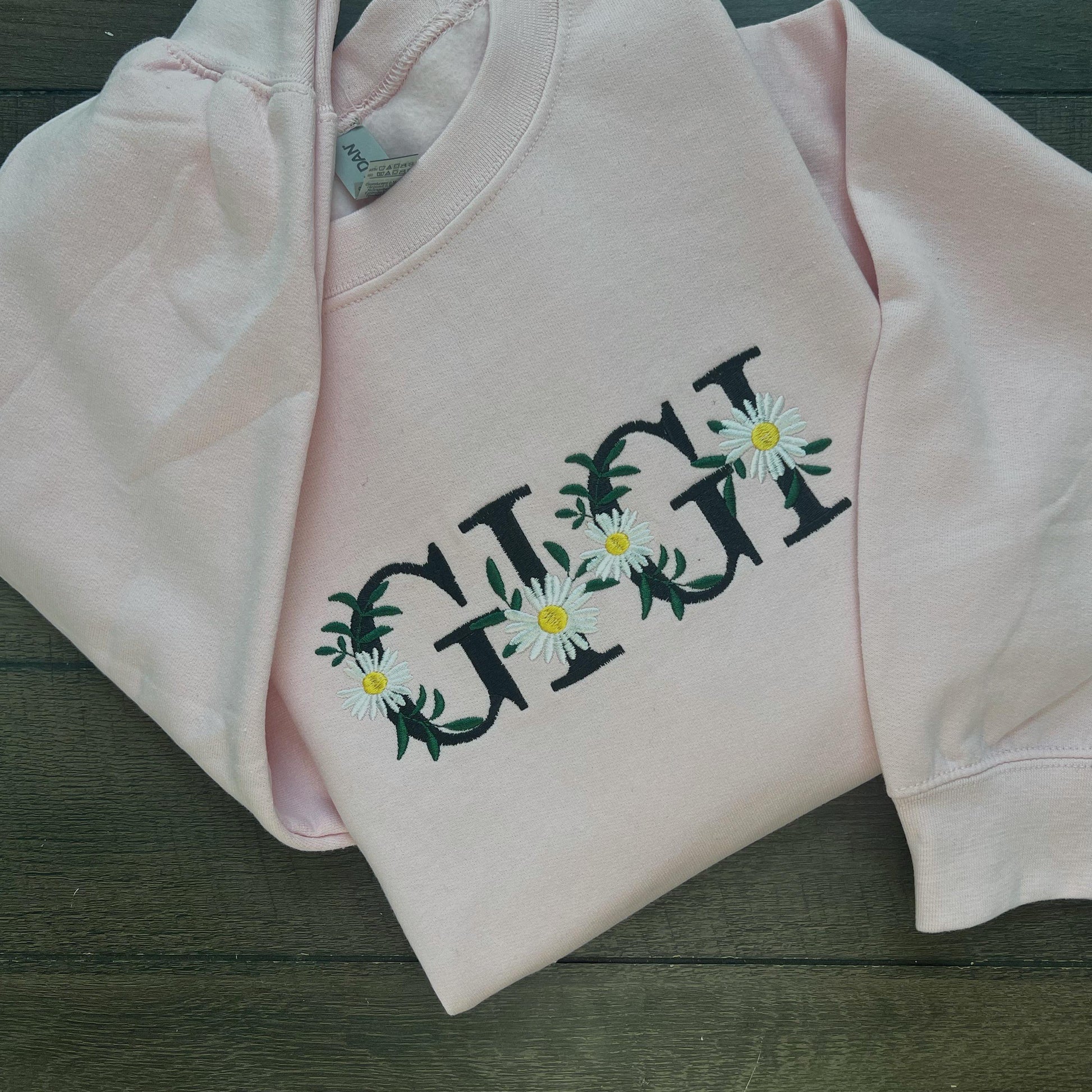 GIGI Embroidered Crewneck Sweatshirt – Cute Floral Daisy Design on Gildan, Gift for Grandma, Cozy Personalized Gigi Sweater