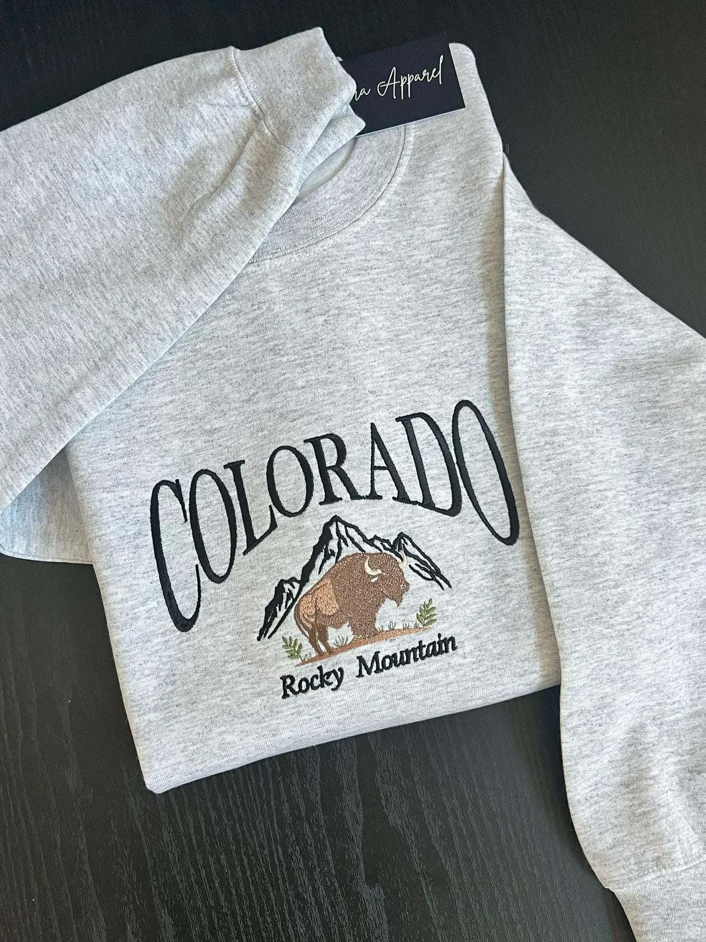 Colorado Embroidered Crewneck – Gildan Sweatshirt with Rocky Mountain Design, Cozy Outdoorsy Gift for Nature Lovers